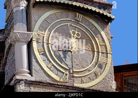 Uhr auf betrunkenen Uhrturm des Puppentheaters in Tiflis Georgien Stockfoto