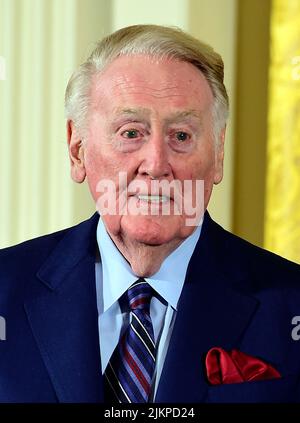 Der US-Präsident Barack Obama überreicht am Dienstag, dem 22. November 2016, im East Room des Weißen Hauses in Washington, DC, die Präsidentenmedaille der Freiheit an den Sender Vin Scully. Die Presidential Medal of Freedom ist die höchste zivile Ehre der Nation. Kredit: Ron Sachs /MediaPunch Stockfoto