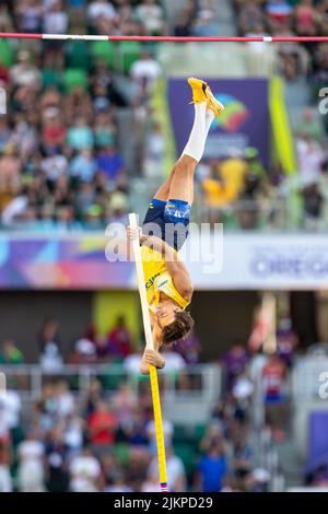 Mondo Duplantis (SWE) gewinnt das Stabhochsprung in einer Weltrekordhöhe von 20-4 1/2 (6,21) während der Nachmittagssession am 10. Tag der Leichtathletik-CH Stockfoto