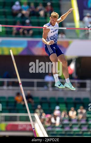 Kevin Mayer (FRA) räumt während der morgendlichen Sitzung am 10. Tag der Leichtathletik-Championshi einen der besten Zehnkampf-Stabhochsprung der Saison von 17-8 1/2 (5,40) Stockfoto