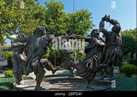 Berikaoba (ein improvisiertes getarntes Volkstheater) Skulptur Statue in Tiflis Georgien. Stockfoto