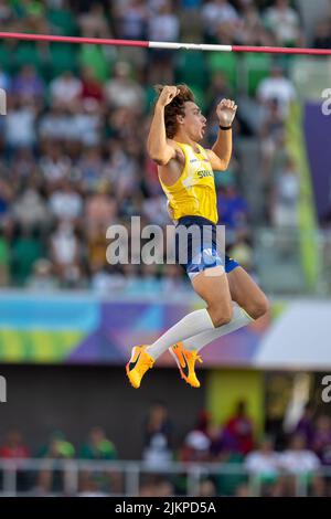 Mondo Duplantis (SWE) gewinnt das Stabhochsprung in einer Weltrekordhöhe von 20-4 1/2 (6,21) während der Nachmittagssession am 10. Tag der Leichtathletik-CH Stockfoto