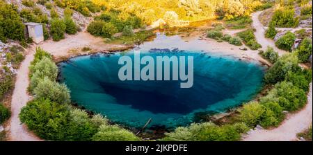 Die Quelle des Flusses Cetina, bekannt als das Auge der Erde, ist eine unglaubliche Karstquelle, die sich am Fuße des Dinara-Gebirges in Kroatien befindet. Stockfoto