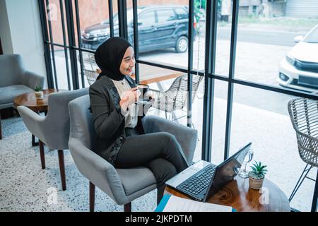 Business muslimische Frau, die in ihrem Büro arbeitet Stockfoto