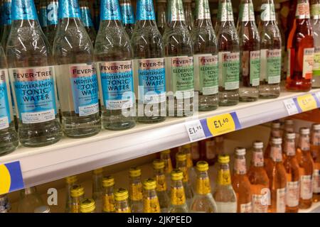 Fevertree Tonic Waters zum Verkauf in einem Tesco Supermarkt in mediterranen und Holunderblüten Aromen angeboten, Großbritannien Stockfoto