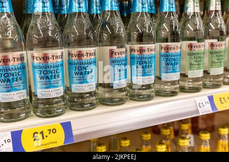 Fevertree Tonic Waters zum Verkauf in einem Tesco Supermarkt, der in mediterranen und Holunderblüten-Aromen in England, Großbritannien, mit tesco Clubcard Preislogo angeboten wird Stockfoto