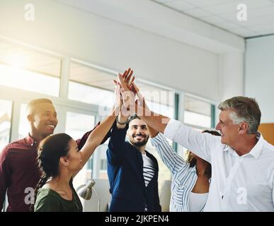 Hoch fünf, feiern und gewinnen Business-Team oder fröhlich erfolgreiche Unternehmen mit verschiedenen Menschen. Positive, Einheit und Spaß Gruppe von glücklichen Unternehmen Stockfoto