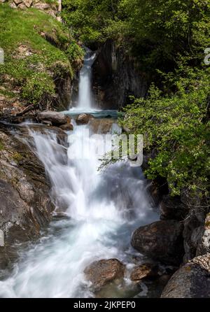 Kleiner Wasserfall am Zielbach oberhalb Partschins, Südtirol Stockfoto