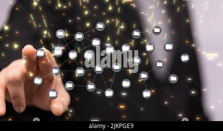 Eine Netzwerkgrafik, bei der die Hand einer Person sie vom Hintergrund berührt Stockfoto