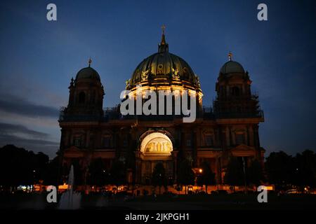 Berlin, Deutschland. 29.. Juli 2022. Das am 29. Juli 2022 aufgenommene Foto zeigt eine Nachtansicht des Berliner Doms in Berlin. Einige Wahrzeichen im ganzen Land haben ihre Nachtbeleuchtung reduziert, um Strom zu sparen. Quelle: Ren Pengfei/Xinhua/Alamy Live News Stockfoto