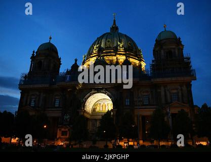 Berlin, Deutschland. 29.. Juli 2022. Das am 29. Juli 2022 aufgenommene Foto zeigt eine Nachtansicht des Berliner Doms in Berlin. Einige Wahrzeichen im ganzen Land haben ihre Nachtbeleuchtung reduziert, um Strom zu sparen. Quelle: Ren Pengfei/Xinhua/Alamy Live News Stockfoto