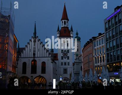 Berlin, Deutschland. 30.. Juli 2022. Das am 30. Juli 2022 aufgenommene Foto zeigt eine Nachtansicht des alten Rathauses in München. Einige Wahrzeichen im ganzen Land haben ihre Nachtbeleuchtung reduziert, um Strom zu sparen. Quelle: Philippe Ruiz/Xinhua/Alamy Live News Stockfoto