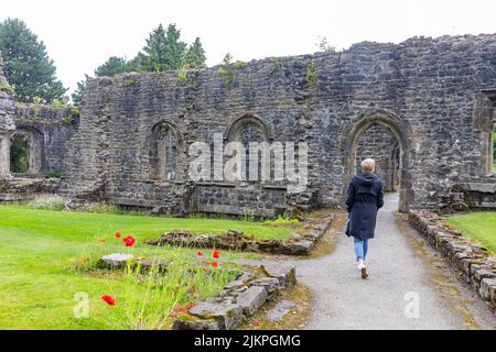 Whalley Abbey Ruinen und Gelände in Lancashire, Model freigelassene Frau 50-53, Touren durch das Gelände, Lancashire, England, Großbritannien Stockfoto