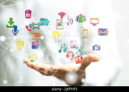 Ein 3D Rendering von elektronischen Symbolen, die über dem Hand- Big Data-Visualisierungskonzept schweben Stockfoto