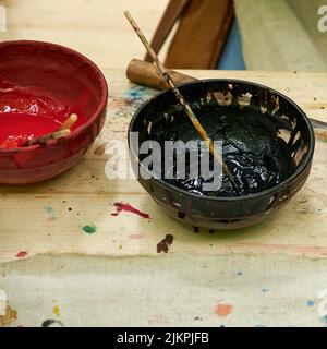 Herstellung von Farben aus Kräutern und Mineralien zum Färben von mittelalterlichen Retro-Stoffen und Vintage-Kleidung. Rekonstruktion der Ereignisse des Mittelalters in Euro Stockfoto