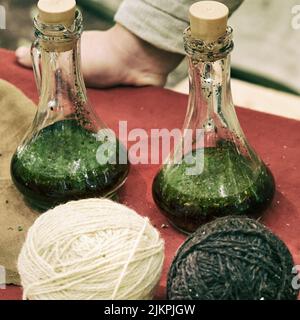 Herstellung von Farben aus Kräutern und Mineralien zum Färben von mittelalterlichen Retro-Stoffen und Vintage-Kleidung. Rekonstruktion der Ereignisse des Mittelalters in Euro Stockfoto