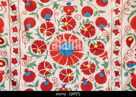 Teil Der Teppichtextur, Abstrakter Ornament. Traditionelle Blumenstickerei Auf Helltem Teppich. Handgemachte Stickerei Aus Satin Mit Blumenmuster. Nahaufnahme Bild Stockfoto
