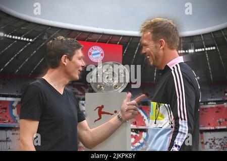 FOTOMONTAGE: Vorschau Bundesliga-Saison 2022/23. Eintracht Frankfurt gegen Bayern München am 5.. August 2022. Oliver GLASNER (Trainer Eintracht Frankfurt) trifft Trainer Julian NAGELSMANN (FC Bayern München). Präsentation der Schale, Meisterschaft Schüssel, Tasse, Trophäe vor dem Start des Spiels im Stadion. Technische Aufnahme Fußball 1. Bundesliga-Saison 2021/2022, 33.Spieltag, matchday33. FC Bayern München-VFB Stuttgart 2-2 am 8.. Mai 2022, ALLIANZARENA München. Ã? © Stockfoto