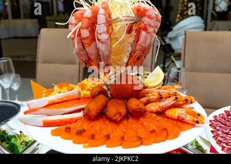 Ein Tisch mit Meeresfrüchten wird in einem Restaurant serviert Stockfoto