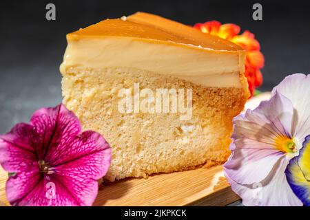 Hausgemachte, frisch gebackene Leche Flan, auch bekannt als Custard Cake. Ein Dessert aus Eiern und Milch mit einem weichen Karamell darauf. Eine philippinische Version von cre Stockfoto