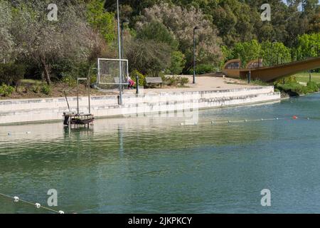 Ein Wasserfußballnetz im Jamor Game and Recreation Space in Lissabon Stockfoto