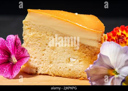 Hausgemachte, frisch gebackene Leche Flan, auch bekannt als Custard Cake. Ein Dessert aus Eiern und Milch mit einem weichen Karamell darauf. Eine philippinische Version von cre Stockfoto