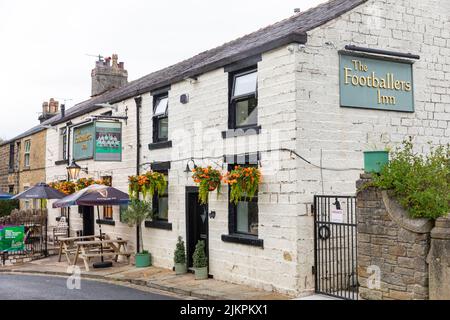 Summerseat Village, Bury, Lancashire, The Footballers Inn Public House und Bar, Außenansicht des Pubs an einem Sommertag, England, Großbritannien, Sommer 2022 Stockfoto