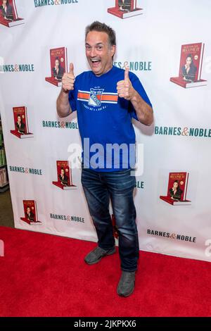 Los Angeles, USA. 02. August 2022. Matthew Barry nimmt an Natasha Grazianos Buch „Be IT Until You Become IT“ Teil, das am 2. August 2022 in Barnes and Noble-the Grove, Los Angeles, CA unterzeichnet wurde.Quelle: Eugene Powers/Alamy Live News Stockfoto