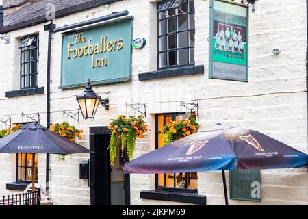 Summerseat Village, Bury, Lancashire, The Footballers Inn Public House und Bar, Außenansicht des Pubs an einem Sommertag, England, Großbritannien, Sommer 2022 Stockfoto