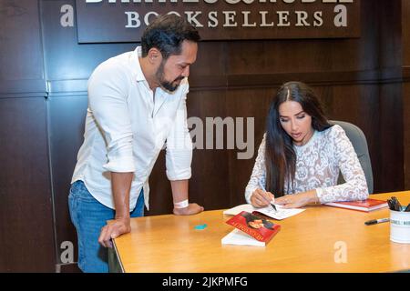 Los Angeles, USA. 02. August 2022. Joel Relaxpagos nimmt an Natasha Grazianos Buchunterzeichnung „Be IT Until You Become IT“ in Barnes and Noble-the Grove, Los Angeles, CA am 2. August 2022 Teil.Quelle: Eugene Powers/Alamy Live News Stockfoto