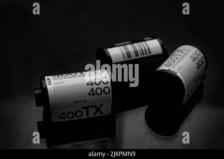Schwarz-Weiß-Bildlauf auf dunklem Hintergrund Stockfoto