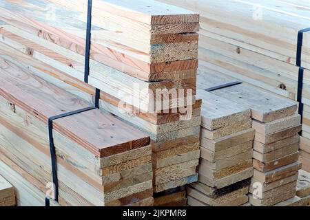 Industrie Holzverarbeitung (Chamcha Holz) Material im Lagerhaus für den Einsatz auf machen Möbel für die Dekoration Haus und Büro Stockfoto