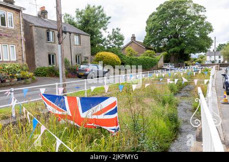 Pendleton Clitheroe, Lancashire, Dorf feiert Queen Elizabeth Platin mit Ammer und British Union Jack Flaggen im Dorf, England,2022 Stockfoto