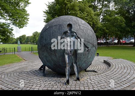 Eine große Bronzeskulptur namens „Turning Point“ von Brian Connolly, The Mall, Armagh, Nordirland, Juli 2022 Stockfoto