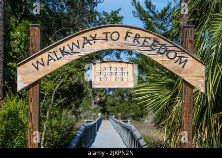 Walkway to Freedom im Fort Mose Historic State Park in St. Augustine, FL, wo Amerikas kostenlose schwarze Siedlung aus dem 18.. Jahrhundert für entflohene Sklaven liegt. Stockfoto