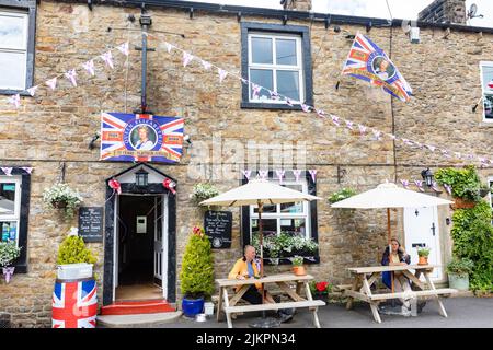 Platinfeiern für Königin Elizabeth im Swan mit Pub mit zwei Hälsen in Pendleton, Dorf in Lancashire, England, Großbritannien, mit ausgestellten Gewerkschaftsjacken Stockfoto