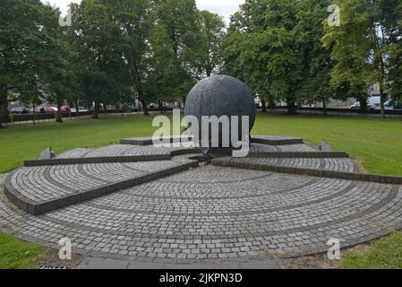 Eine große Bronzeskulptur namens „Turning Point“ von Brian Connolly, The Mall, Armagh, Nordirland, Juli 2022 Stockfoto