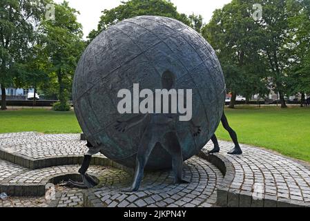 Eine große Bronzeskulptur namens „Turning Point“ von Brian Connolly, The Mall, Armagh, Nordirland, Juli 2022 Stockfoto