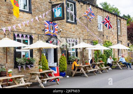 Platinfeiern für Königin Elizabeth im Swan mit Pub mit zwei Hälsen in Pendleton, Dorf in Lancashire, England, Großbritannien, mit ausgestellten Gewerkschaftsjacken Stockfoto