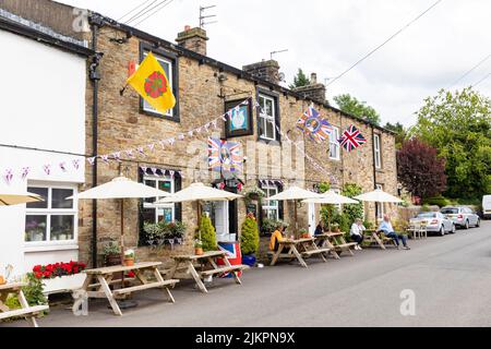 Platinfeiern für Königin Elizabeth im Swan mit Pub mit zwei Hälsen in Pendleton, Dorf in Lancashire, England, Großbritannien, mit ausgestellten Gewerkschaftsjacken Stockfoto