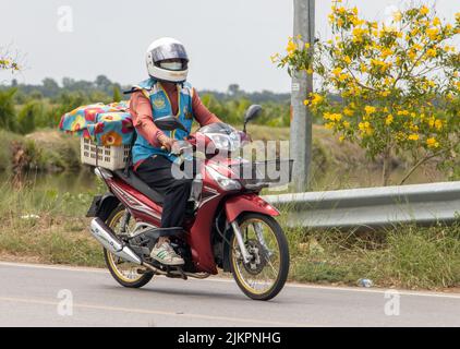 SAMUT PRAKAN, THAILAND, MAI 05 2022, fährt der mototaxi-Fahrer in einer blauen Weste auf der Landstraße Stockfoto