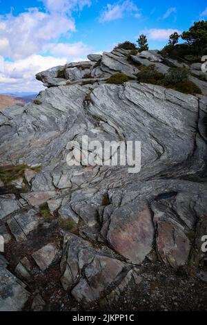 Nahaufnahme der felsigen Steinoberfläche in den Bergen Stockfoto