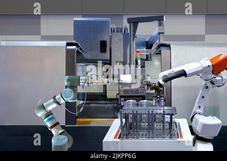 Industrieroboter Arbeiten mit Metallteil und CNC-Maschine auf Smart Factory, Industrie 4,0 und AI, Automationsroboter arbeiten stattdessen auf menschliches Konzept Stockfoto
