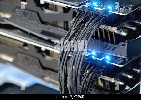 Die schwarzen Kabel für Nahaufnahme und selektiven Fokus werden mit dem Anschluss an der Computergrafikkarte verbunden, und die LED-Anzeige zeigt den Status im Betriebsmodus an Stockfoto