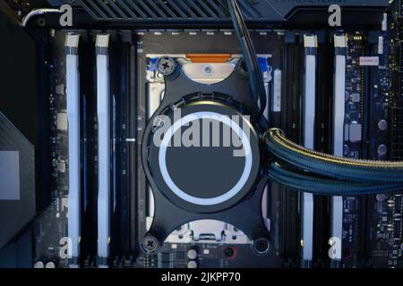 Close-up Cooling Pump, die auf dem CPU-Sockel auf der Hauptplatine des Computers installiert wurde, um die Kühlung des CPU-Prozessors zu unterstützen, damit er im Arbeitsmodus nicht überhitzt Stockfoto