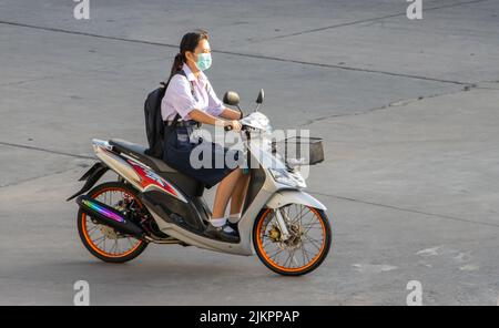 SAMUT PRAKAN, THAILAND, JUNI 02 2022, Ein Mädchen in Schuluniform fährt auf einem Motorrad Stockfoto