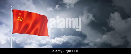 UdSSR, Flagge der Sowjetunion auf einem wolkigen Himmel, dreidimensionales Rendern Stockfoto