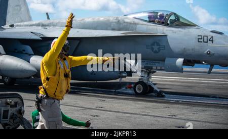 Unbekannt. 2. August 2022. Handout Foto vom 28. Juli 2022 von LT. Jo Cartegena aus New York startet eine F/A-18E Super Hornet, die an das Royal Maces of Strike Fighter Squadron (VFA) 27 vom Flugdeck des einzigen vorwärts eingesetzten Flugzeugträgers USS Ronald Reagan (CVN 76) der US NavyÃ¢â‚¬â„¢im Südchinesischen Meer angebracht ist. DER US-Flugzeugträger USS Ronald Reagan und seine Streikgruppe sind nun im Südchinesischen Meer tätig. Die Schiffe wurden inmitten der Spannungen zwischen China und den USA in das Gebiet transportiert. China hat signalisiert, dass es militärische Maßnahmen ergreifen könnte, wenn die Sprecherin Nancy Pelosi Taiwan besucht. (Cred Stockfoto