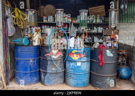 THAILAND, JUNI 11 2022, Eine kleine handbetriebene Tankstelle im thailändischen Dorf. Stockfoto