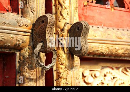 Vergoldete alte chinesische Türverriegelung in der Verbotenen Stadt, Peking, China Stockfoto